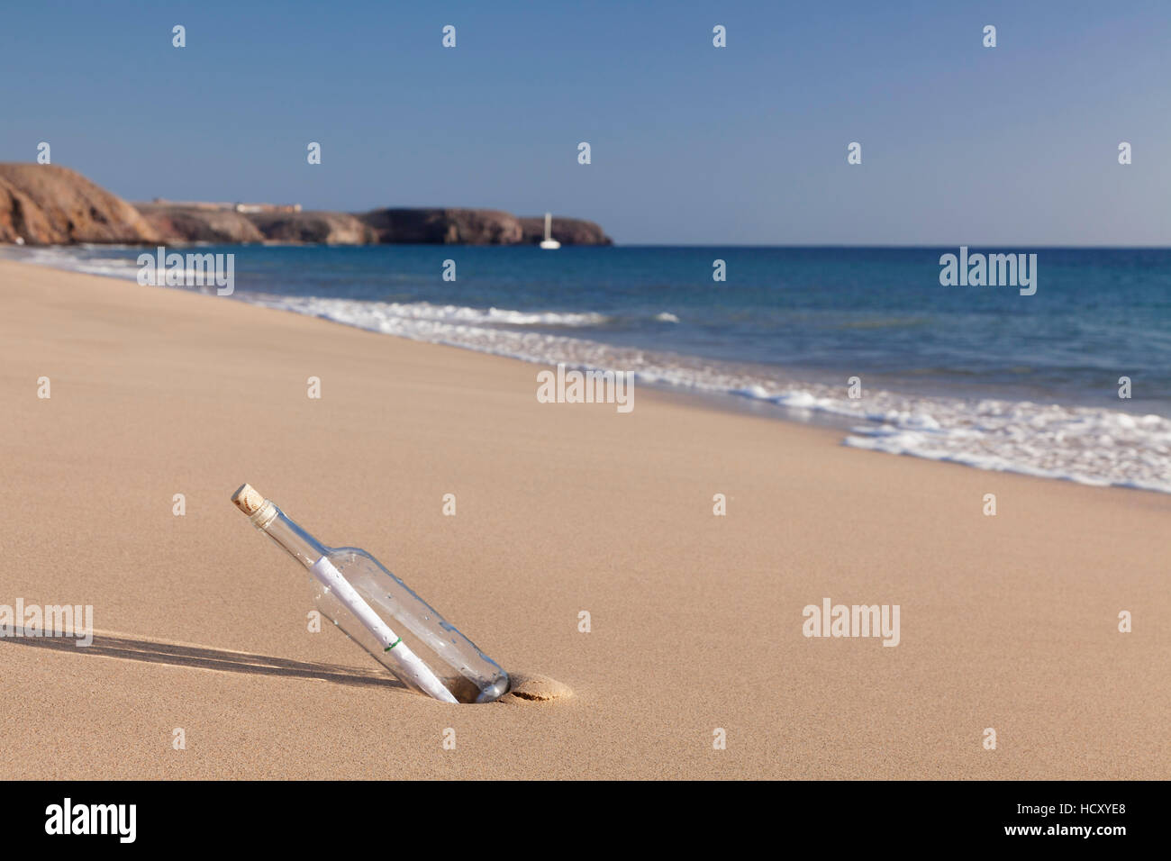 Un messaggio in bottiglia, Playa Papagayo beach, vicino a Playa Blanca, Lanzarote, Isole Canarie, Spagna, Atlantico Foto Stock