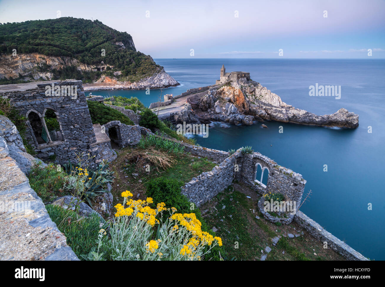 Fiori e mare blu il telaio il vecchio castello e chiesa all'alba, Portovenere, UNESCO, provincia della Spezia, Liguria, Italia Foto Stock