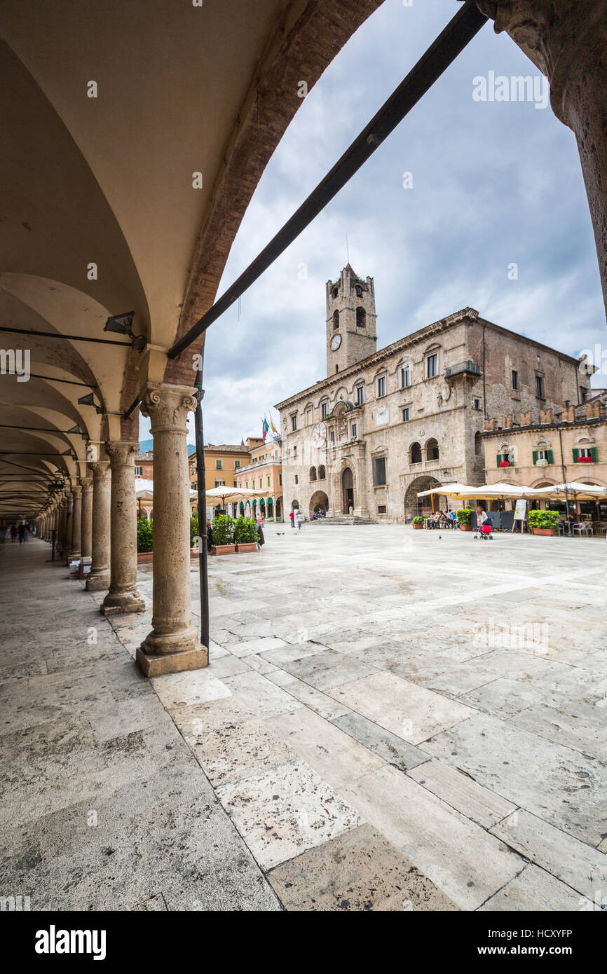 Il vecchio telaio portici gli edifici storici di Piazza del Popolo, Ascoli Piceno, Marche, Italia Foto Stock