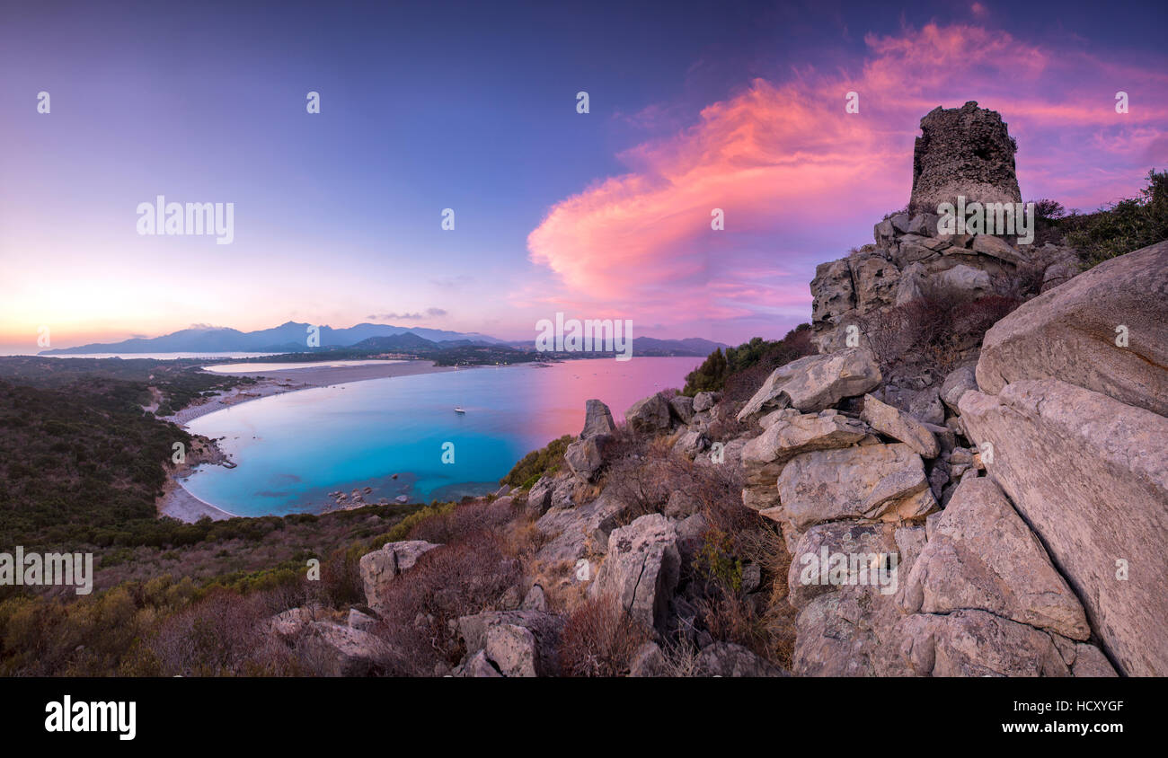 Vista della baia e le spiagge dalla torre in pietra al tramonto, Porto Giunco, Villasimius, provincia di Cagliari, Sardegna, Italia Foto Stock