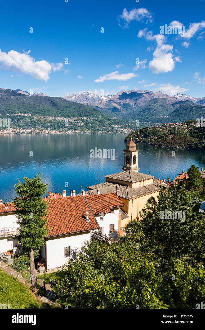 Vista della torre campanaria e il villaggio di Dorio, lago di Como, in provincia di Lecco, Lombardia, Italia Foto Stock