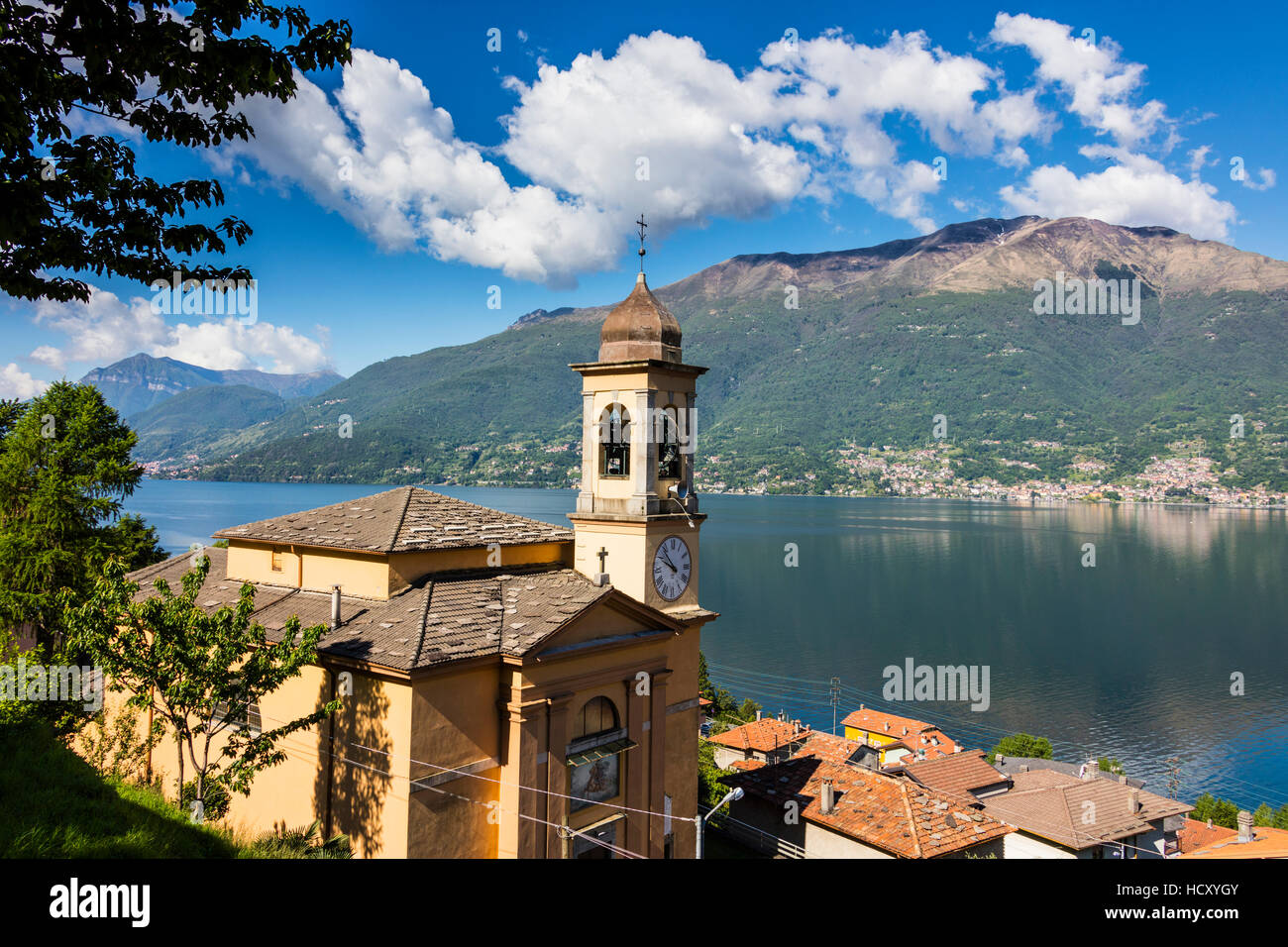 Vista della torre campanaria e il villaggio di Dorio, lago di Como, in provincia di Lecco, laghi italiani, Lombardia, Italia Foto Stock