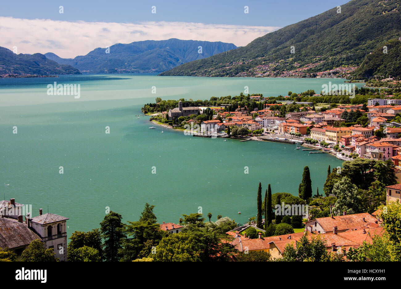 Vista del tipico villaggio di Gravedona circondato dal lago di Como e giardini, provincia di Como, laghi italiani, Lombardia, Italia Foto Stock