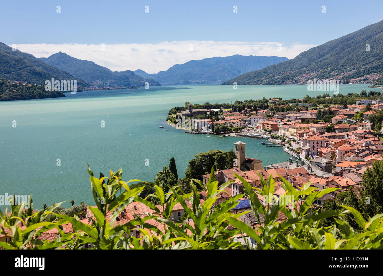 Vista del tipico villaggio di Gravedona circondato dal lago di Como e giardini, provincia di Como, laghi italiani, Lombardia, Italia Foto Stock