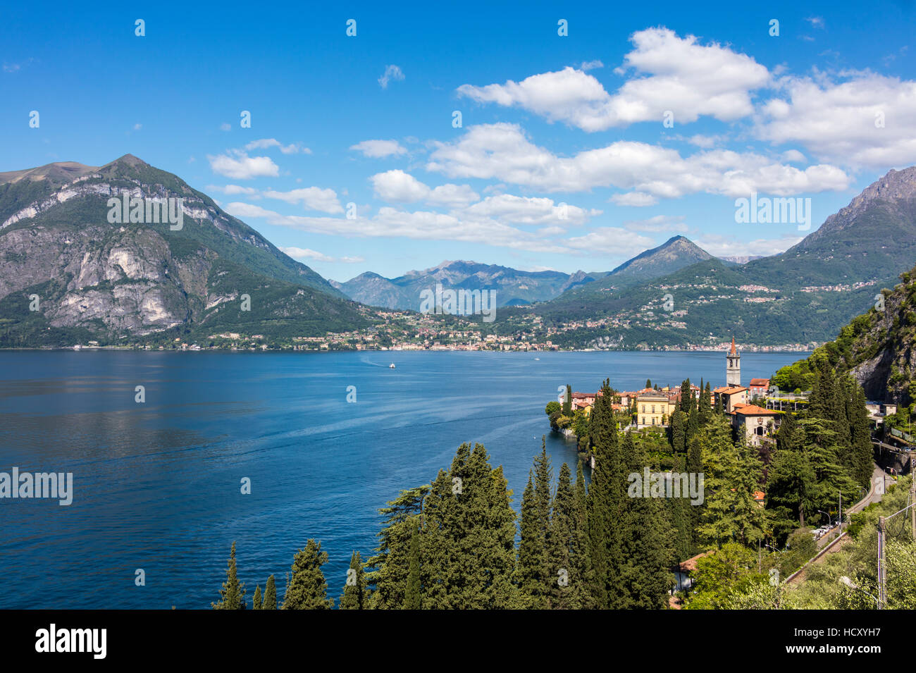 Vista del tipico villaggio di Varenna e il Lago di Como è circondato da montagne, provincia di Lecco, laghi italiani, Lombardia, Italia Foto Stock