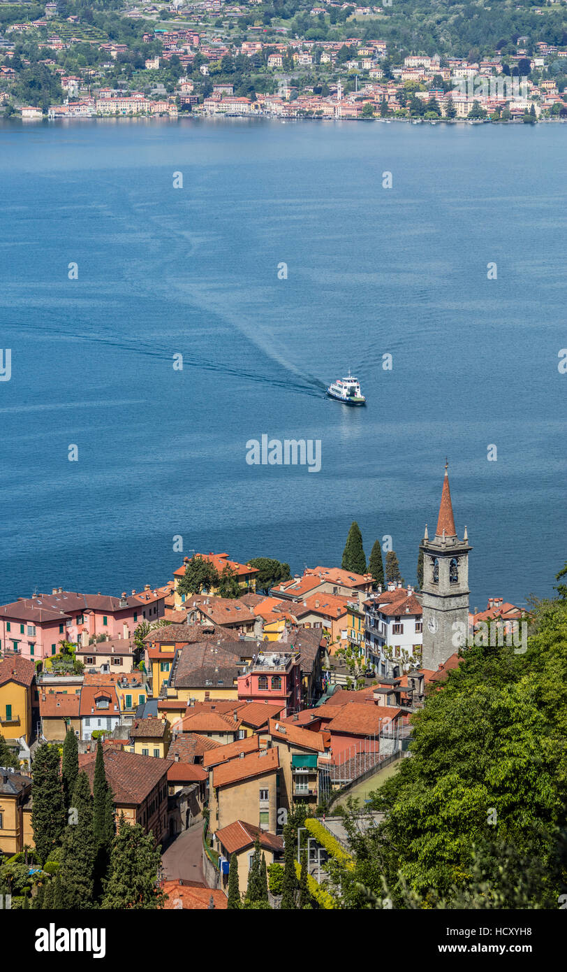 Il tipico villaggio di Varenna circondato dalle acque blu del lago di Como e giardini, provincia di Lecco, Lombardia, Italia Foto Stock