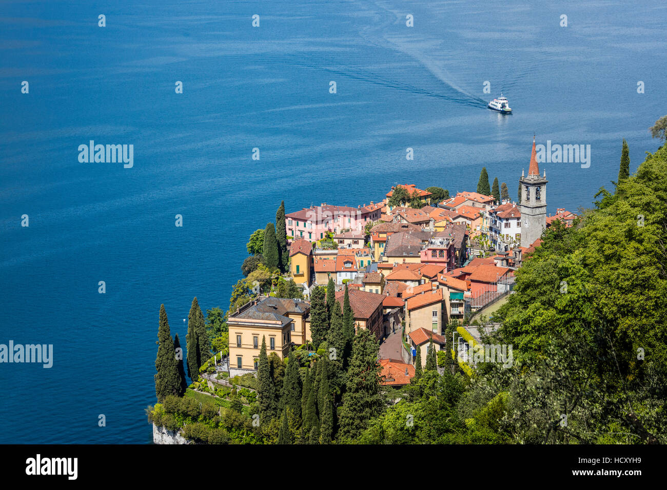 Il tipico villaggio di Varenna circondato dalle acque blu del lago di Como e giardini, provincia di Lecco, Lombardia, Italia Foto Stock
