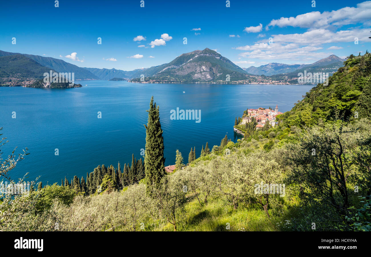 Vista del tipico villaggio di Varenna e il Lago di Como è circondato da montagne e laghi italiani, provincia di Lecco, Lombardia, Italia Foto Stock