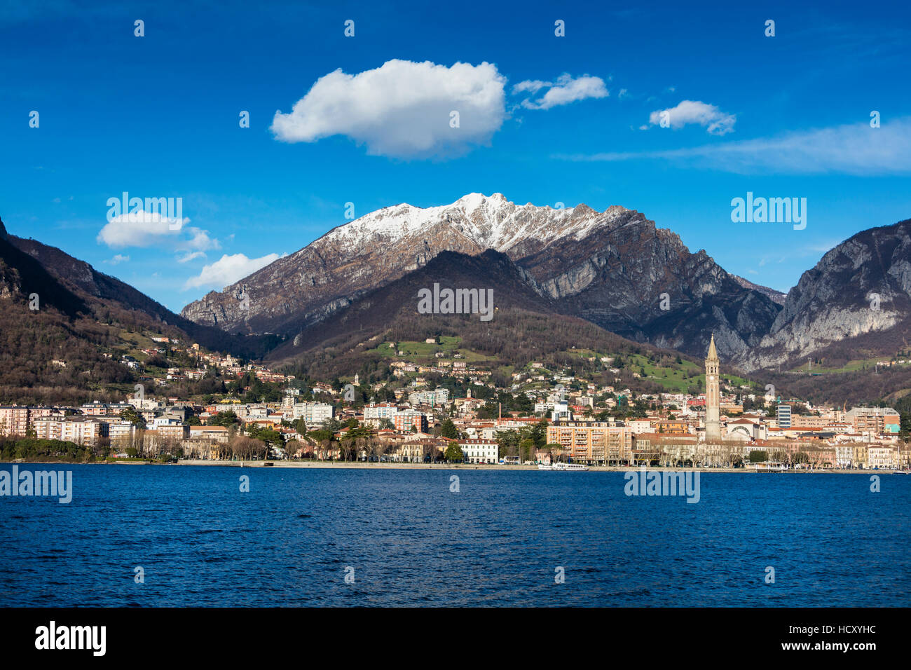 Vista sul lago di Como e la città di Lecco incorniciato da vette innevate, laghi italiani, Lombardia, Italia Foto Stock
