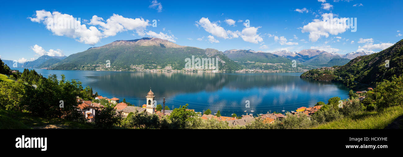 Vista della torre campanaria e il villaggio di Dorio, lago di Como, in provincia di Lecco, laghi italiani, Lombardia, Italia Foto Stock