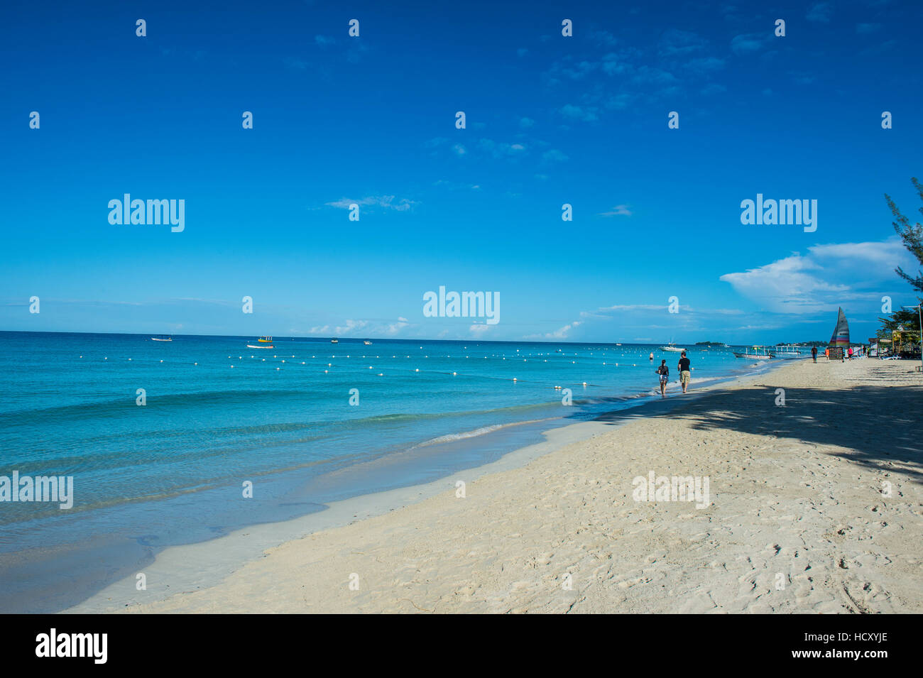Acque turchesi su una spiaggia di sabbia bianca, Montego Bay, Giamaica, West Indies, dei Caraibi Foto Stock