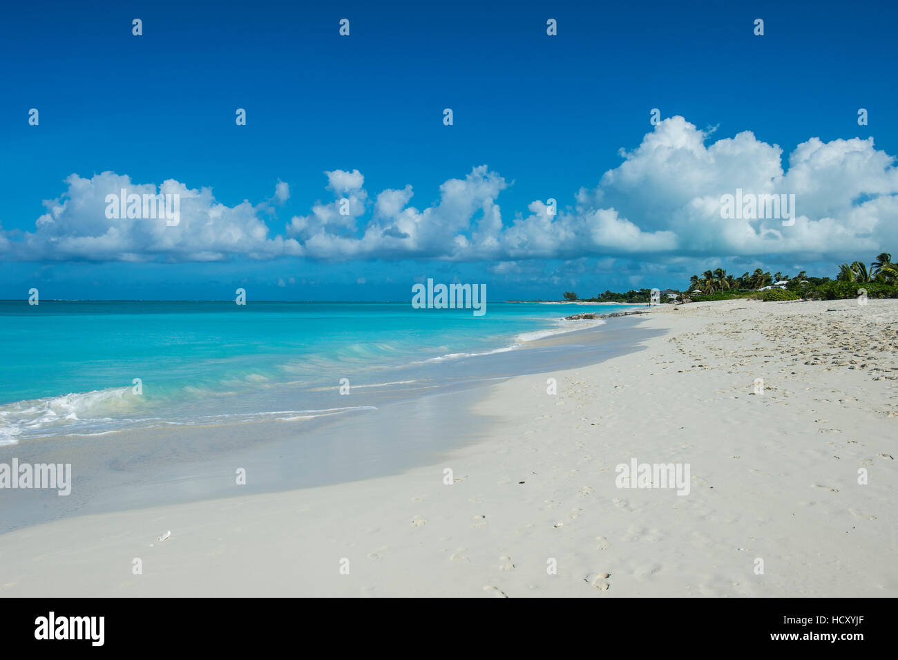 Famosa in tutto il mondo di sabbia bianca sulla spiaggia di Grace Bay, Providenciales, Turks e Caicos, dei Caraibi Foto Stock