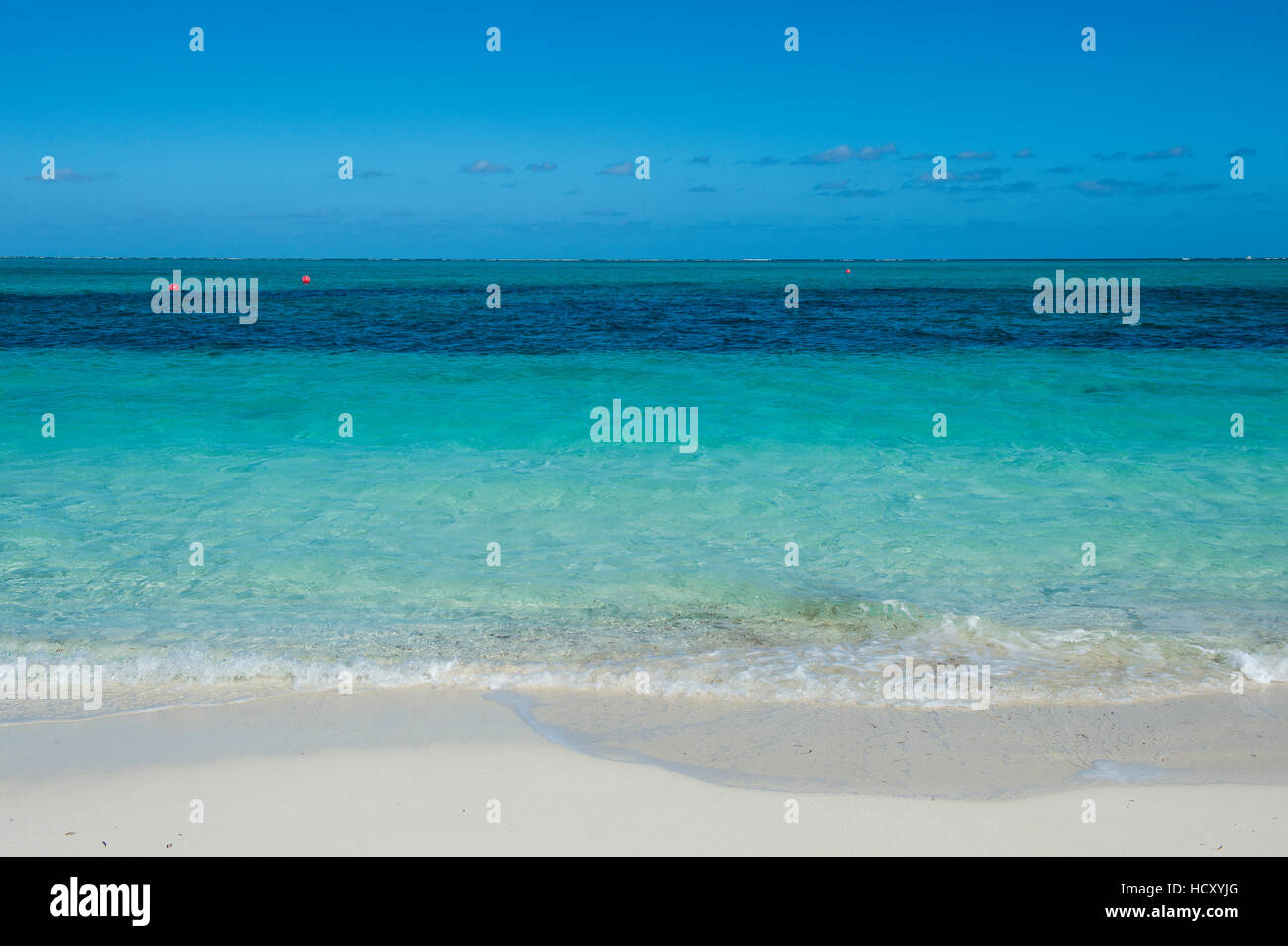 La sabbia bianca e acqua turchese sulla famosissima spiaggia di Grace Bay, Providenciales, Turks e Caicos, dei Caraibi Foto Stock