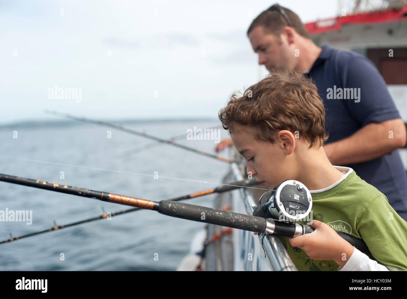 I turisti il pesce per sgombro su un viaggio di pesca da Penzance, Cornwall, Regno Unito Foto Stock