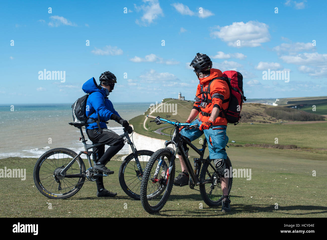 In mountain bike lungo le scogliere di gesso sentiero costiero sulla South Downs Way, South Downs National Park, East Sussex, Regno Unito Foto Stock