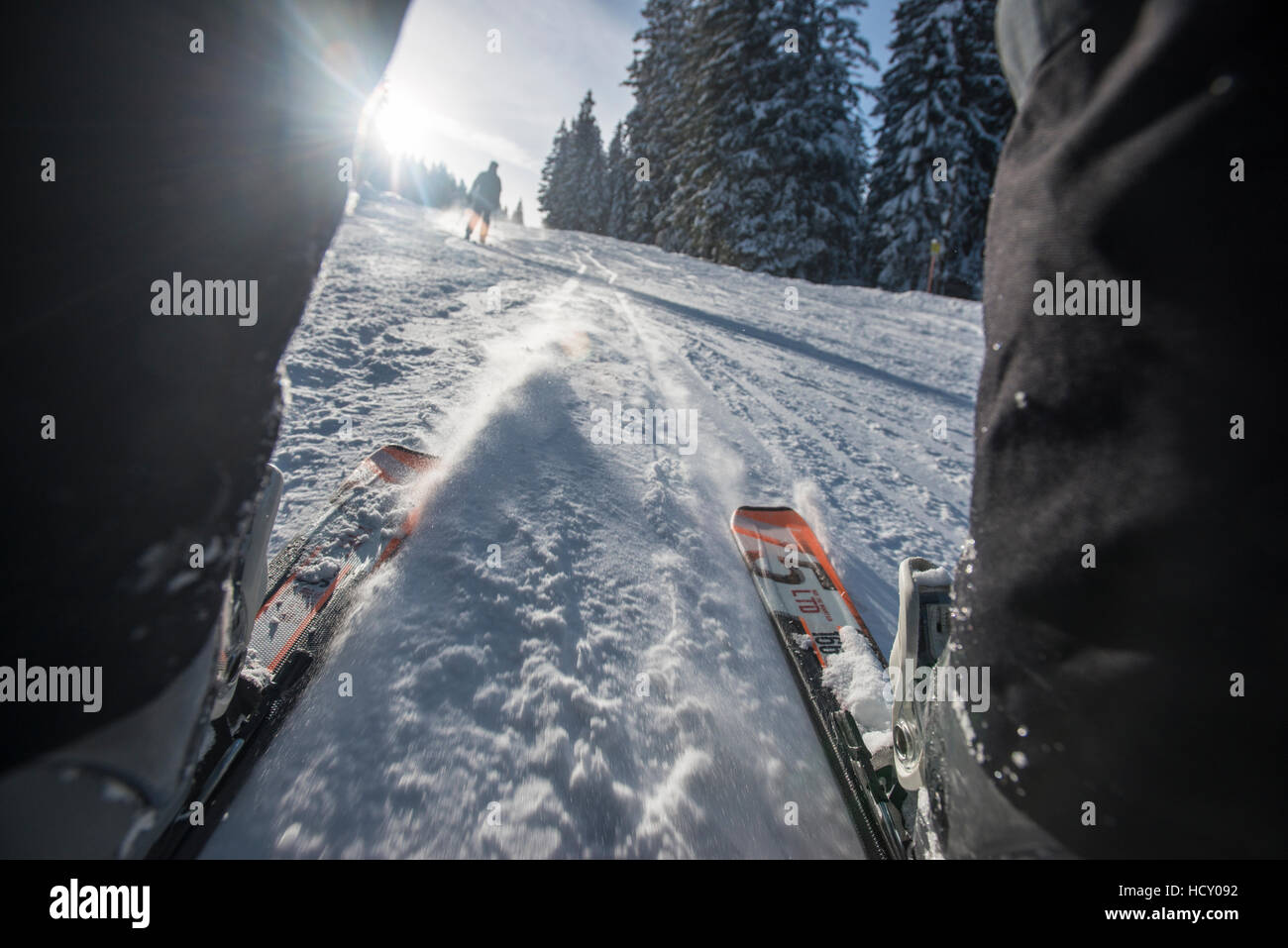 Punto di vista shot attraverso le gambe, delle piste sci vicino a Garmisch, Baviera, Germania Foto Stock