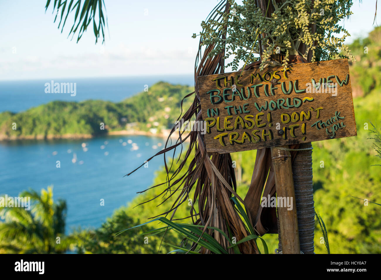 Un segno che chiede ai lettori non nel cestino la vista più bella del mondo a Castara Bay di Tobago Trinidad e Tobago, dei Caraibi Foto Stock