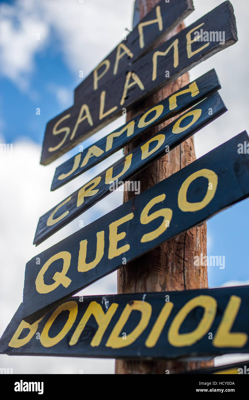 Un segno esterno di un cafe in Patagonia pubblicizza il menu in spagnolo, Argentina Foto Stock