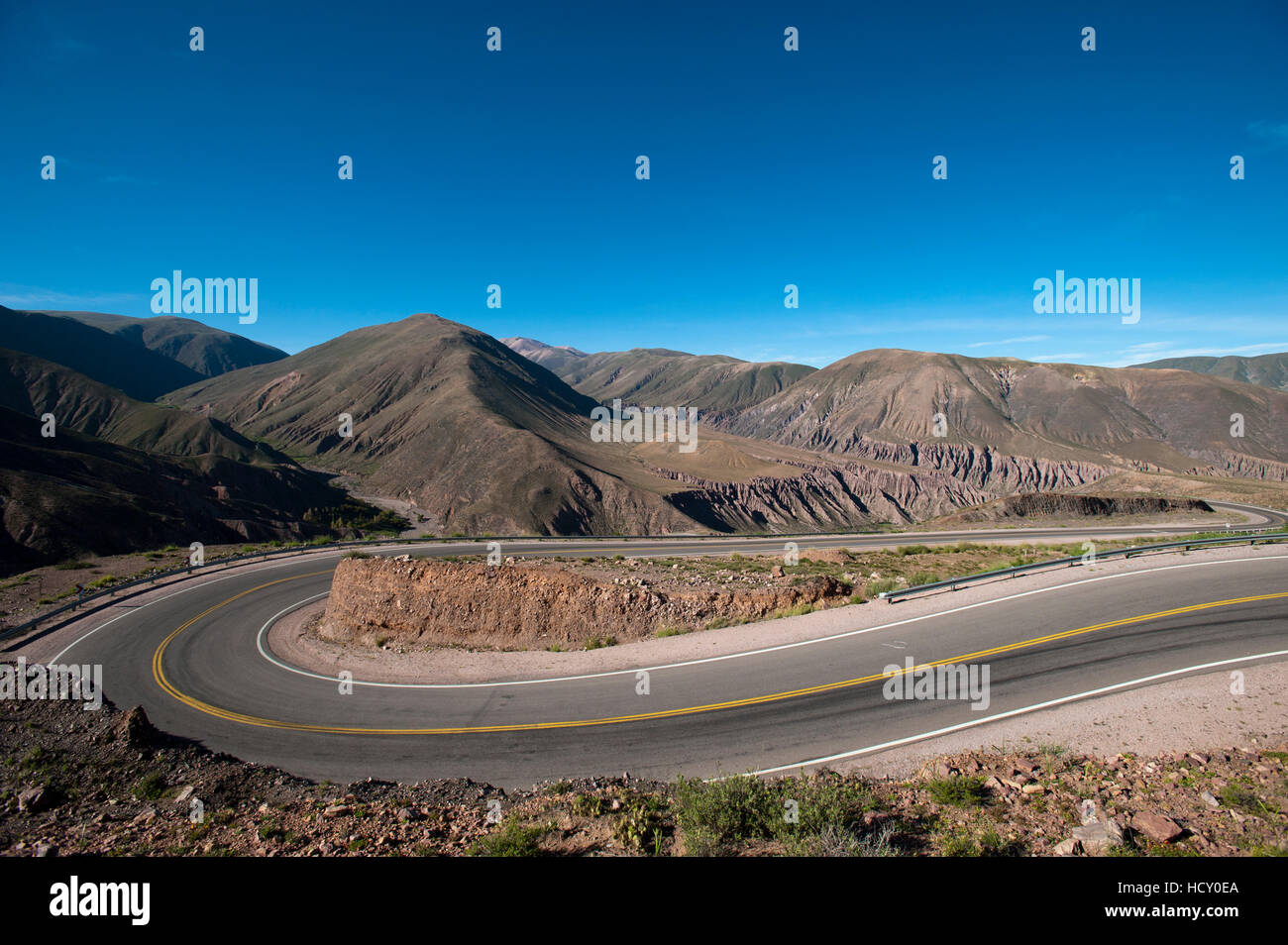 Strada che conduce verso il Salinas Grandes (saline) vicino a Purmamarca, Argentina Foto Stock