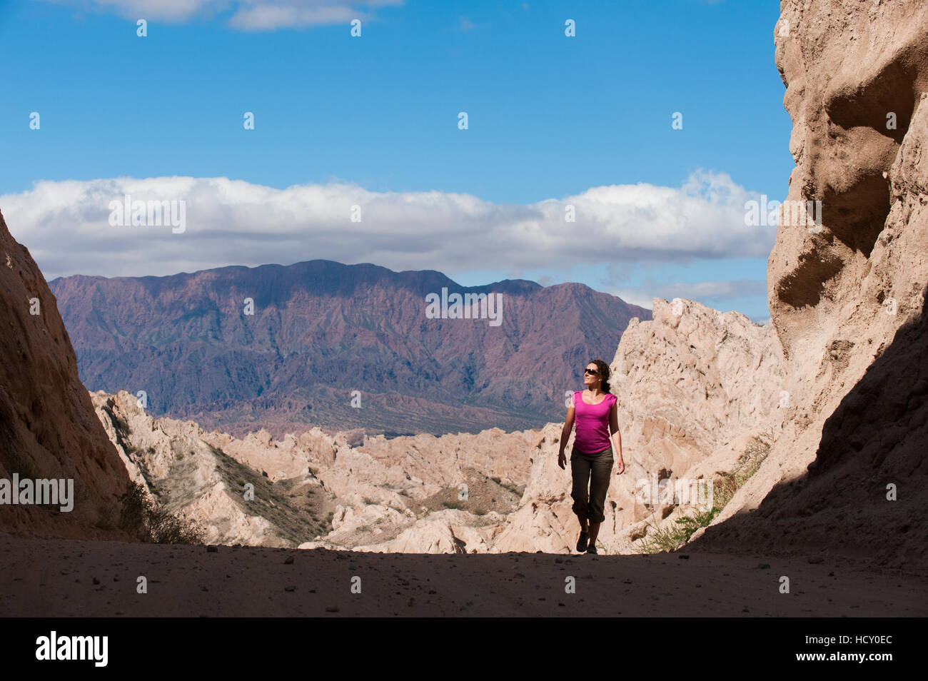 Una ragazza cammina attraverso le splendide formazioni rocciose della quebrada de las Flechas, Argentina Foto Stock