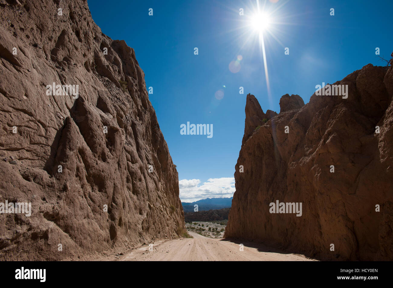 Strada che passa attraverso la drammatica formazioni rocciose dei Valli Calchaqui, Argentina Foto Stock