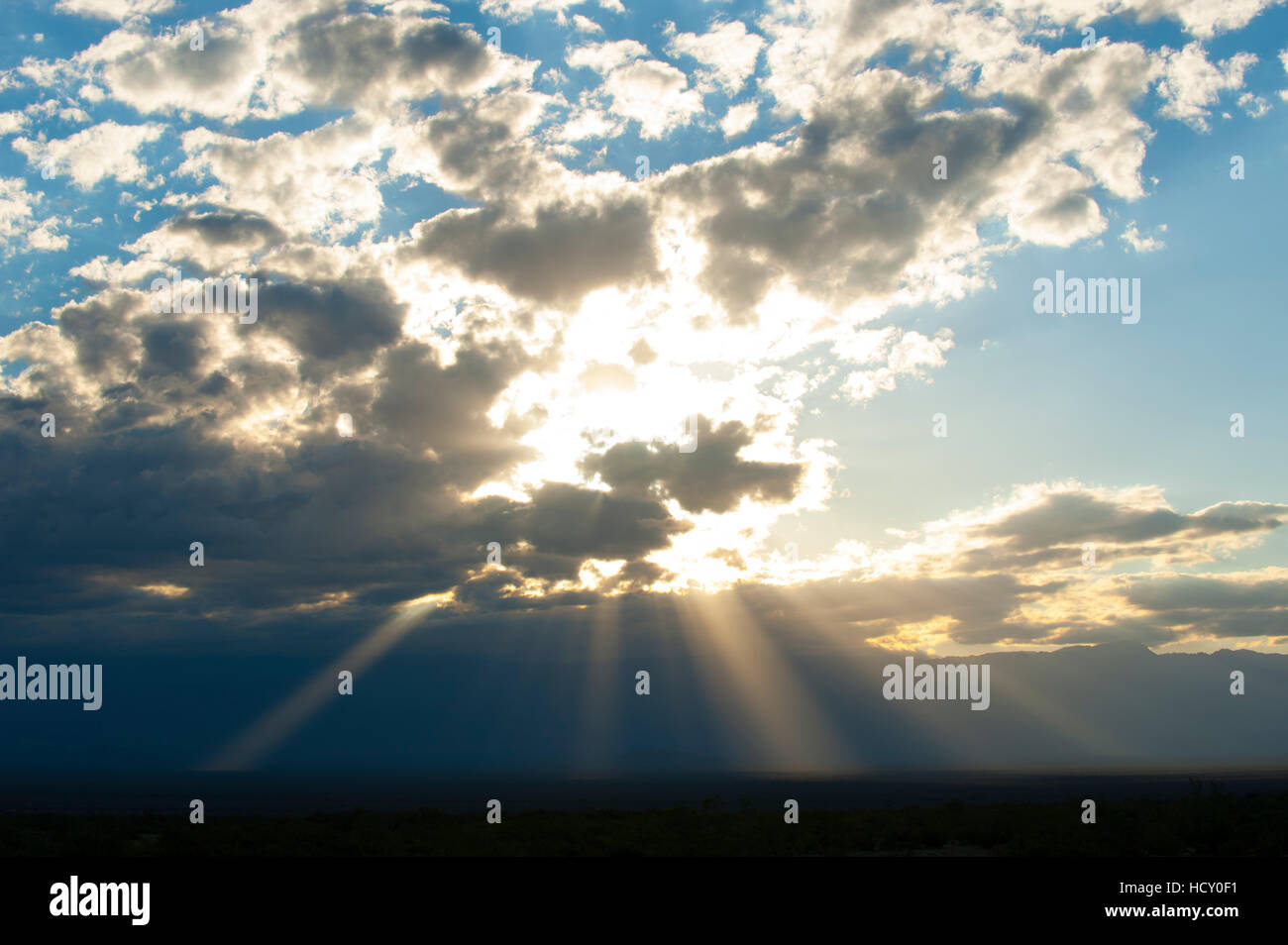 Fasci di luce del sole risplendere fino a terra, Catamarca, Argentina Foto Stock