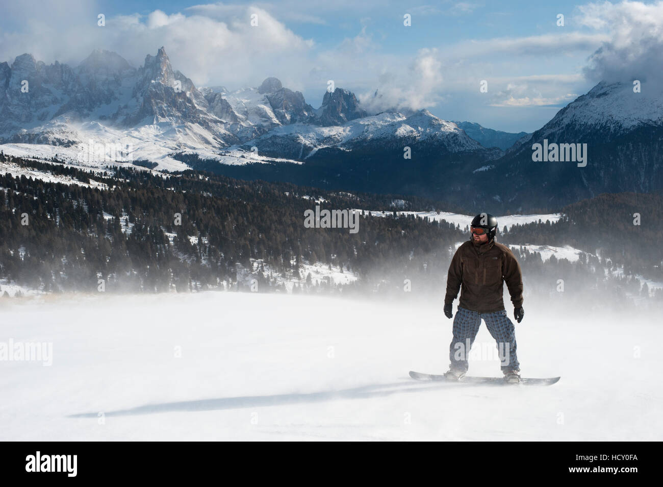 Lo snowboard in Italia in montagna vicino a Falcade, Dolomiti, Italia Foto Stock