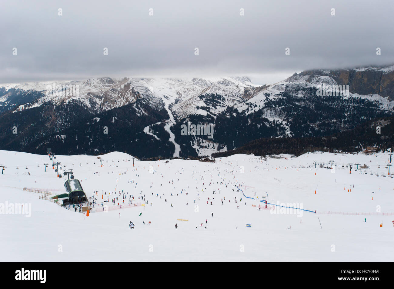 Gli sciatori in montagna, Dolomiti, Italia Foto Stock