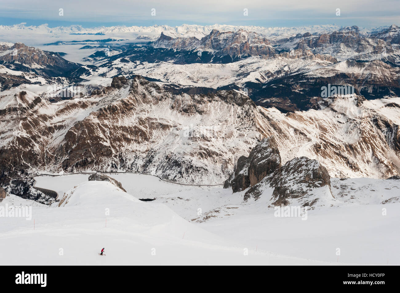 Gli sciatori si scende dalla cima della Marmolada nelle Dolomiti, Italia Foto Stock