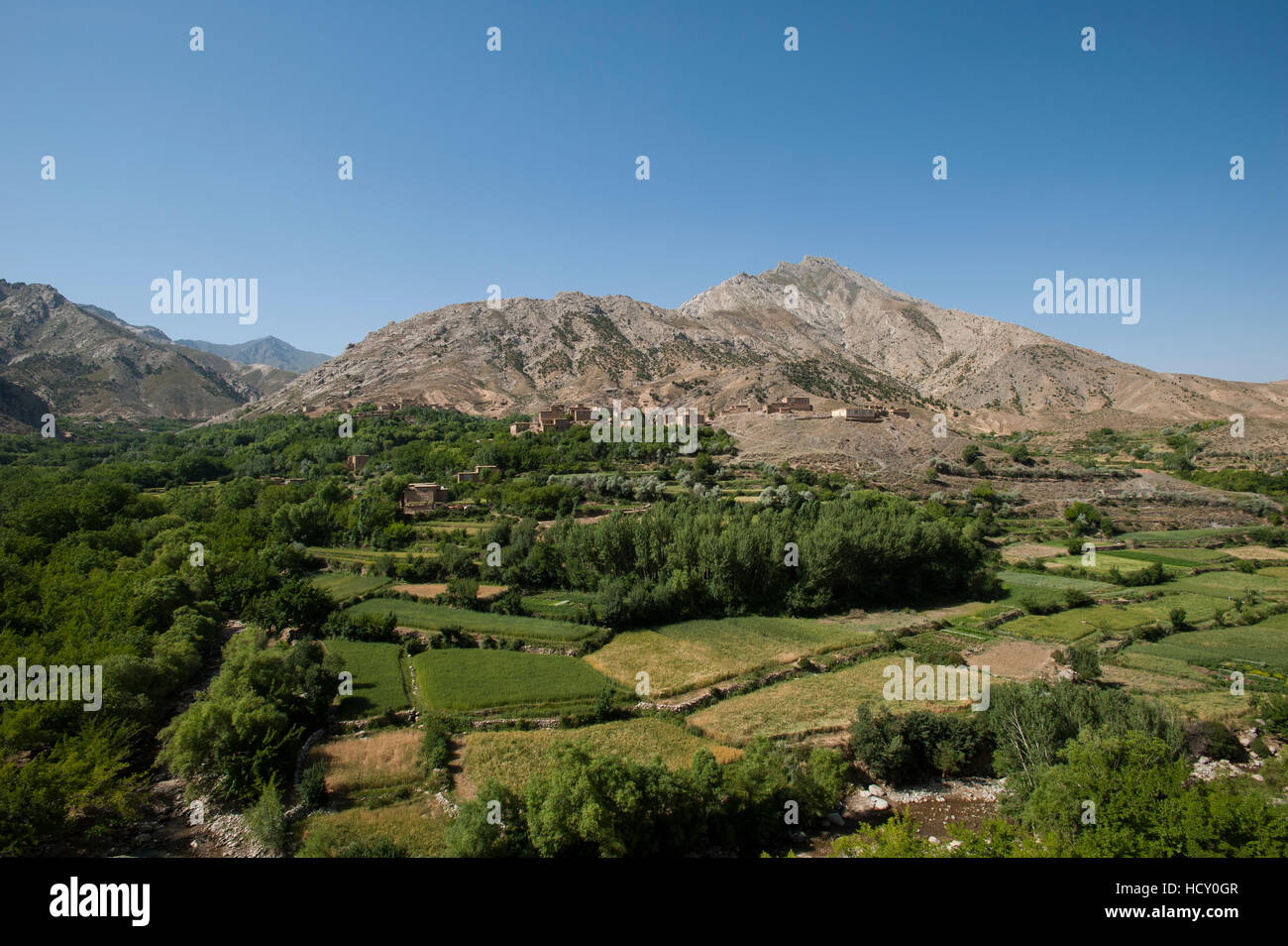 Un villaggio e campi terrazzati di grano e patate in Panjshir valley in Afghanistan Foto Stock