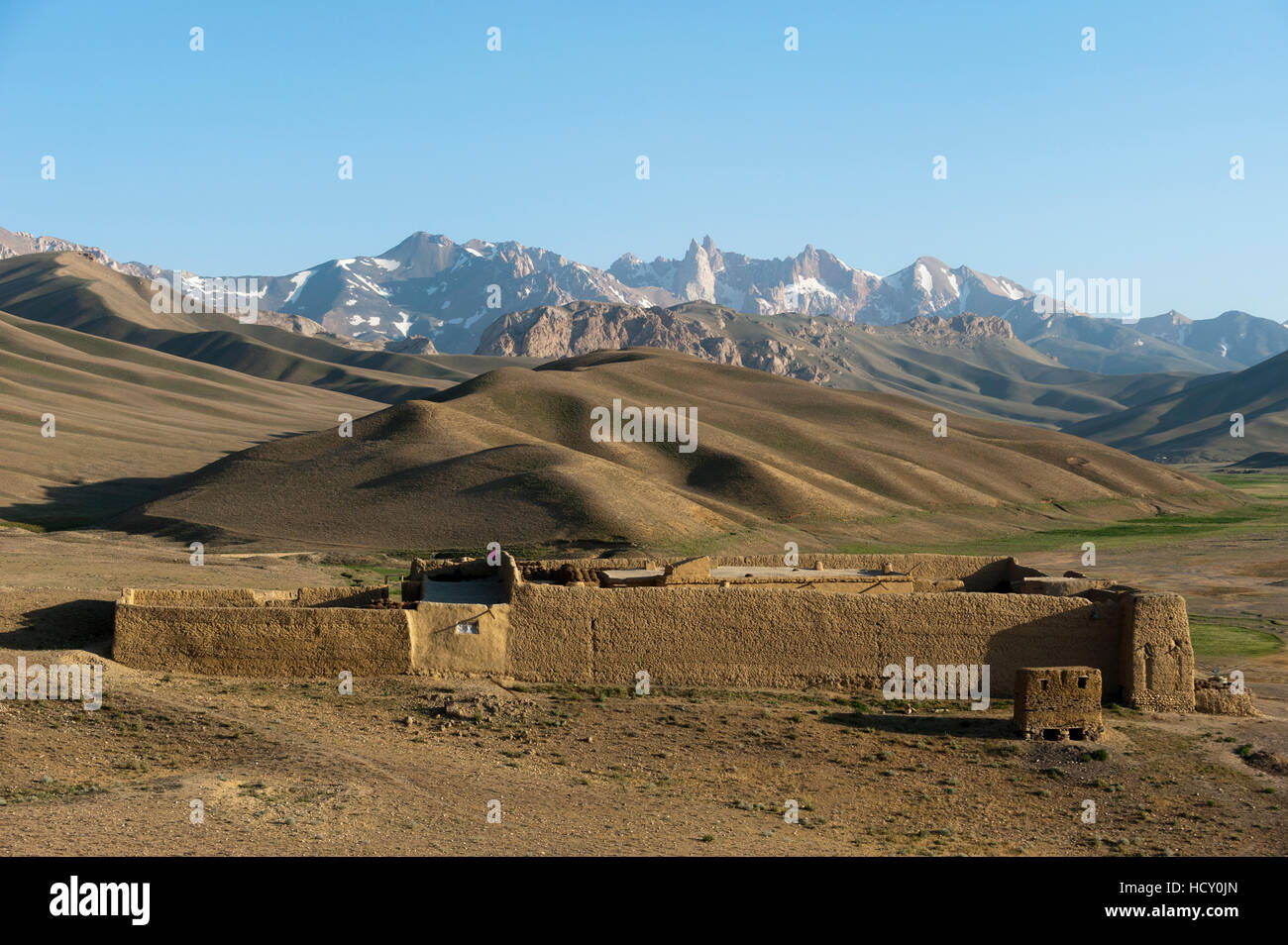 Il Koh-e Baba montagne rendono un suggestivo sfondo nella provincia di Bamiyan, Afghanistan Foto Stock