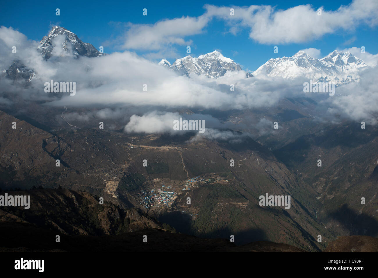 Una vista da Kongde guardando verso il basso sulla Namche, il più grande villaggio in Khumbu (Everest) Regione, Nepal Foto Stock
