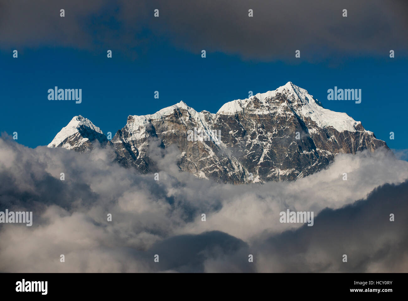 Una vista di Taboche attraverso le nuvole visto da Kongde nella regione dell Everest, Nepal Foto Stock