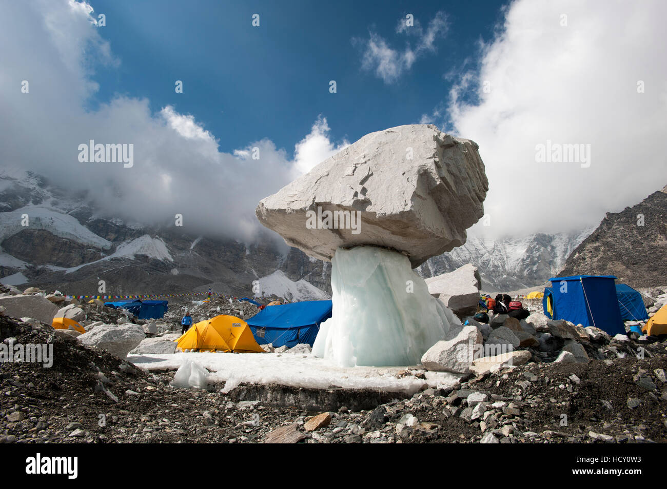In primavera il ghiacciaio inizia a fondere, ma le zone d'ombra sono proteggendo il ghiaccio al di sotto, Regione di Khumbu, in Nepal Foto Stock