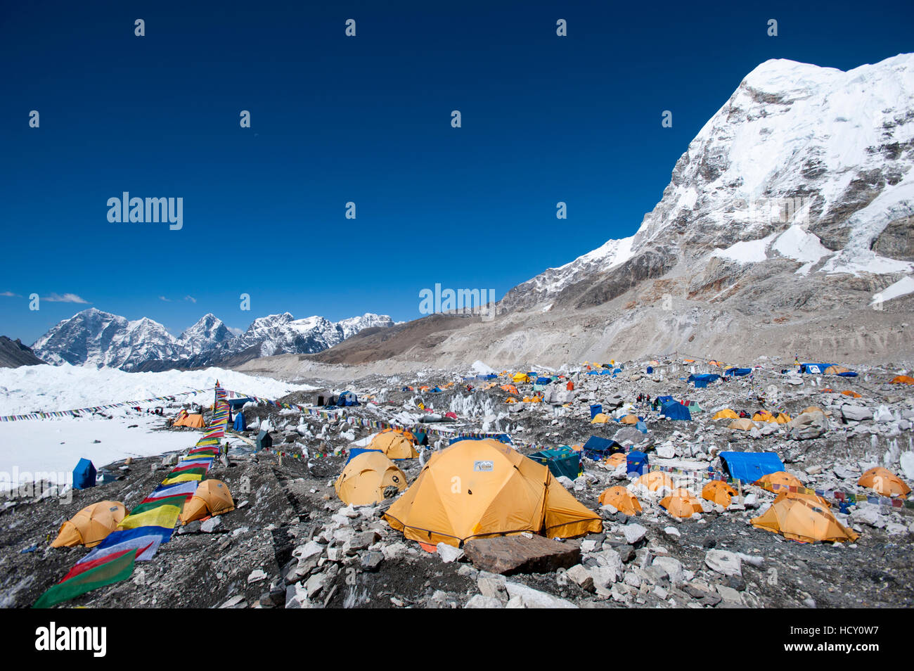 Campo Base Everest, una città temporanea a 5500m sul ghiacciaio Khumbu, Regione di Khumbu, in Nepal Foto Stock