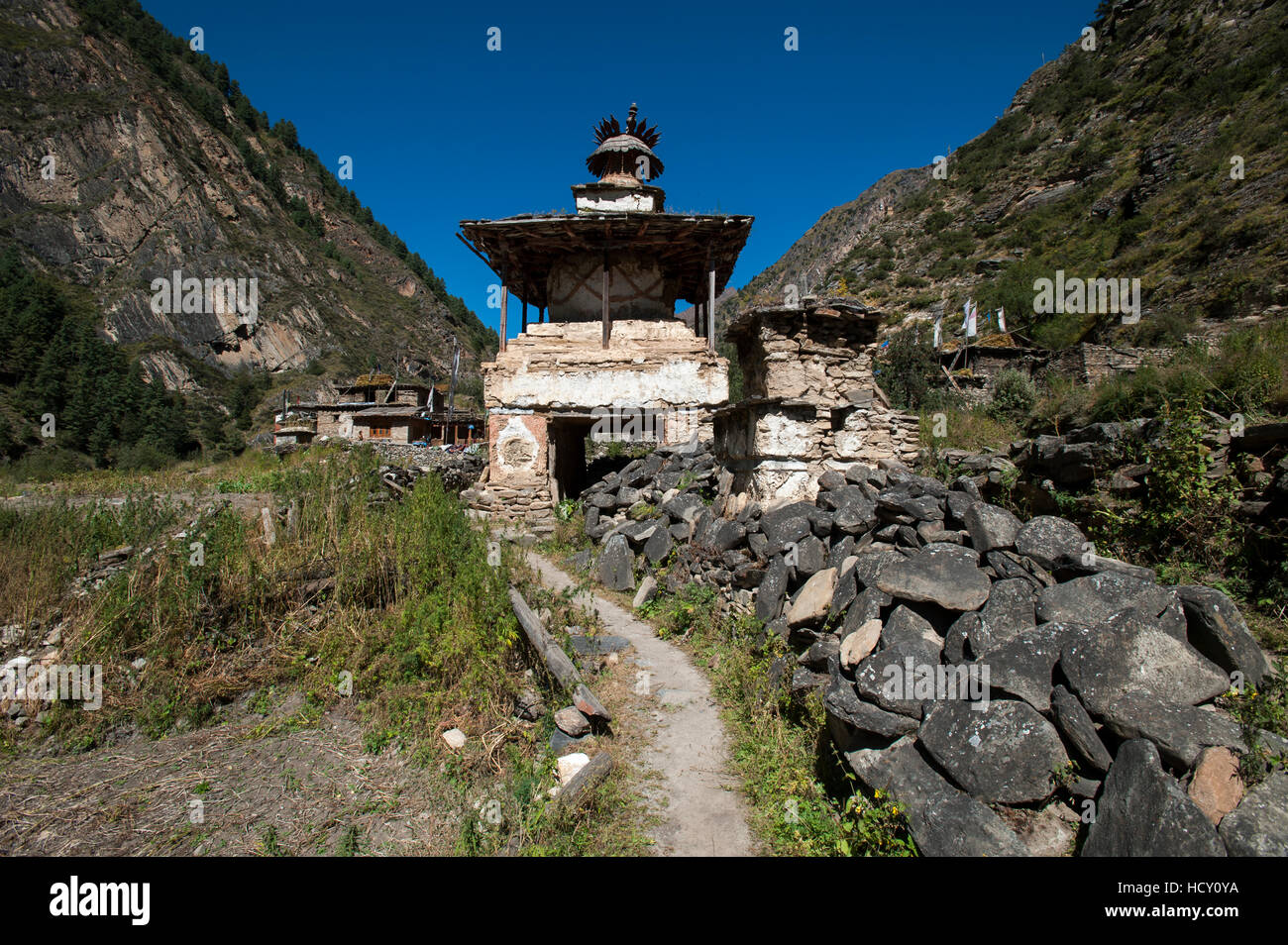 Mani di pietre e un Kani sono il gateway a un piccolo villaggio nella valle di Kagmara Dolpa in una remota regione del Nepal Foto Stock