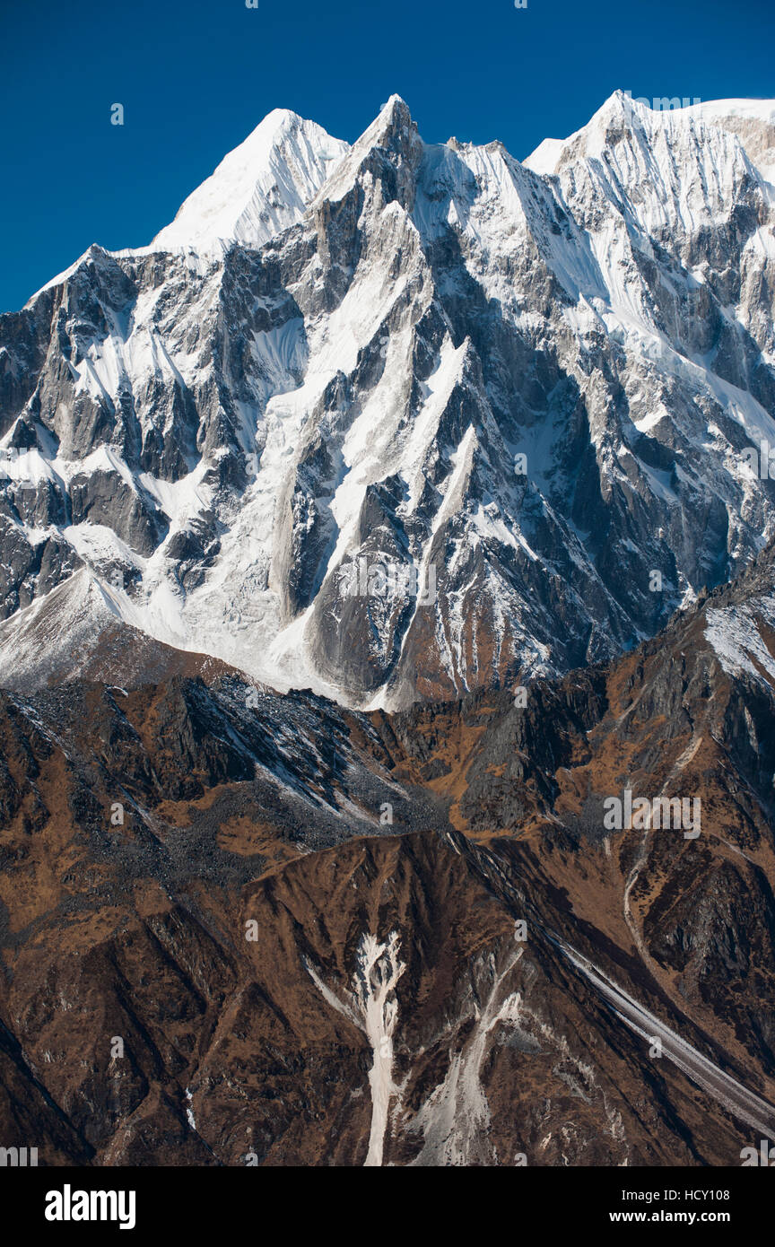 Picchi visti dalla parte superiore del Larke La, il punto più alto del circuito di Manaslu trek, Nepal Foto Stock