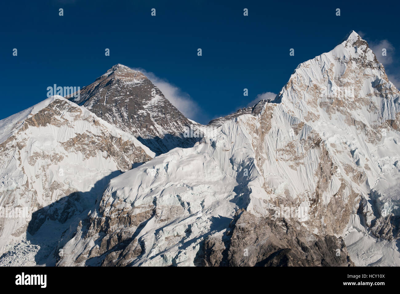 Il nero massiccio il vertice della piramide del Monte Everest visto da di Kala Patar con sul Nuptse a destra, Regione di Khumbu, in Nepal Foto Stock