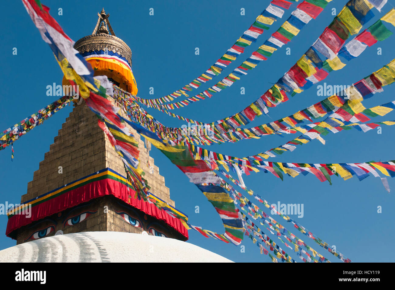 Bouddha (Boudhanath) (Bodnath) a Kathmandu è coperto in colorati bandiere di preghiera, Kathmandu, Nepal Foto Stock