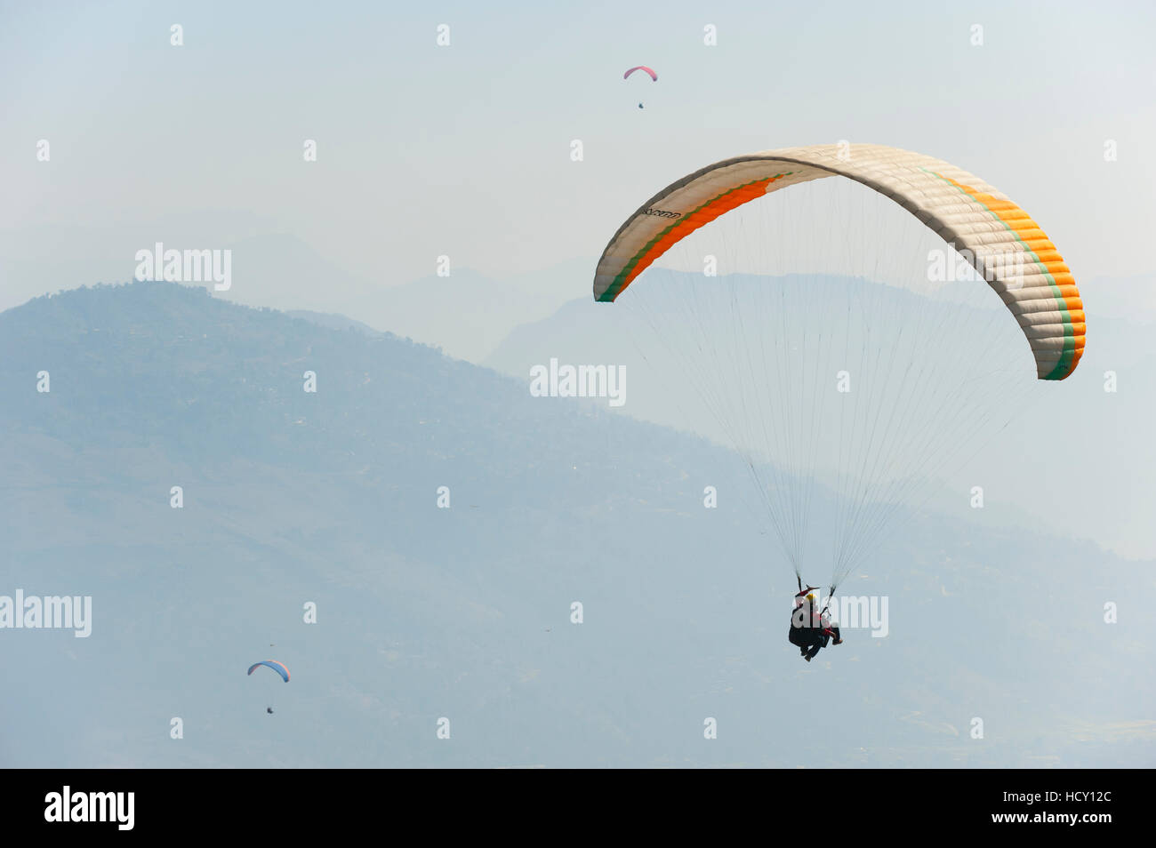 Parapendio volare al di sopra di Pokhara, Nepal Foto Stock