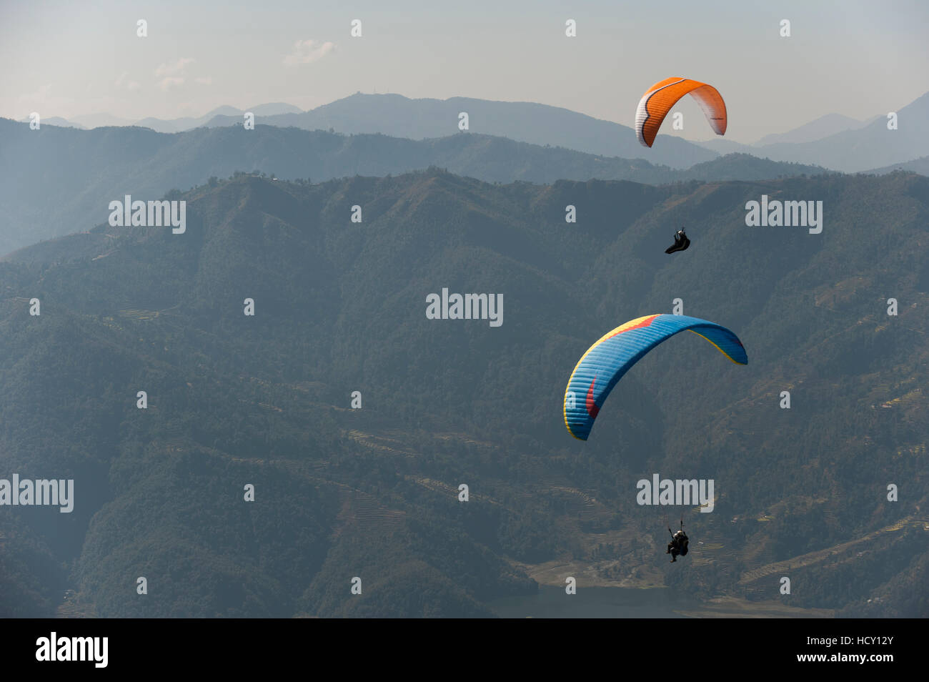 Parapendio volare al di sopra di Pokhara, Nepal Foto Stock