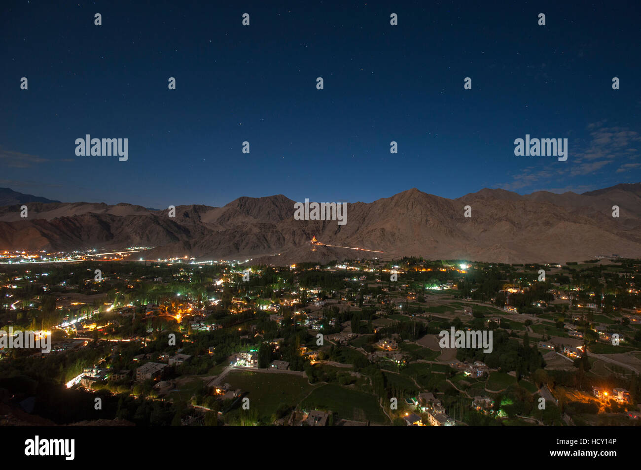 Leh, capitale del Ladakh si illumina di notte, Ladakh, India Foto Stock