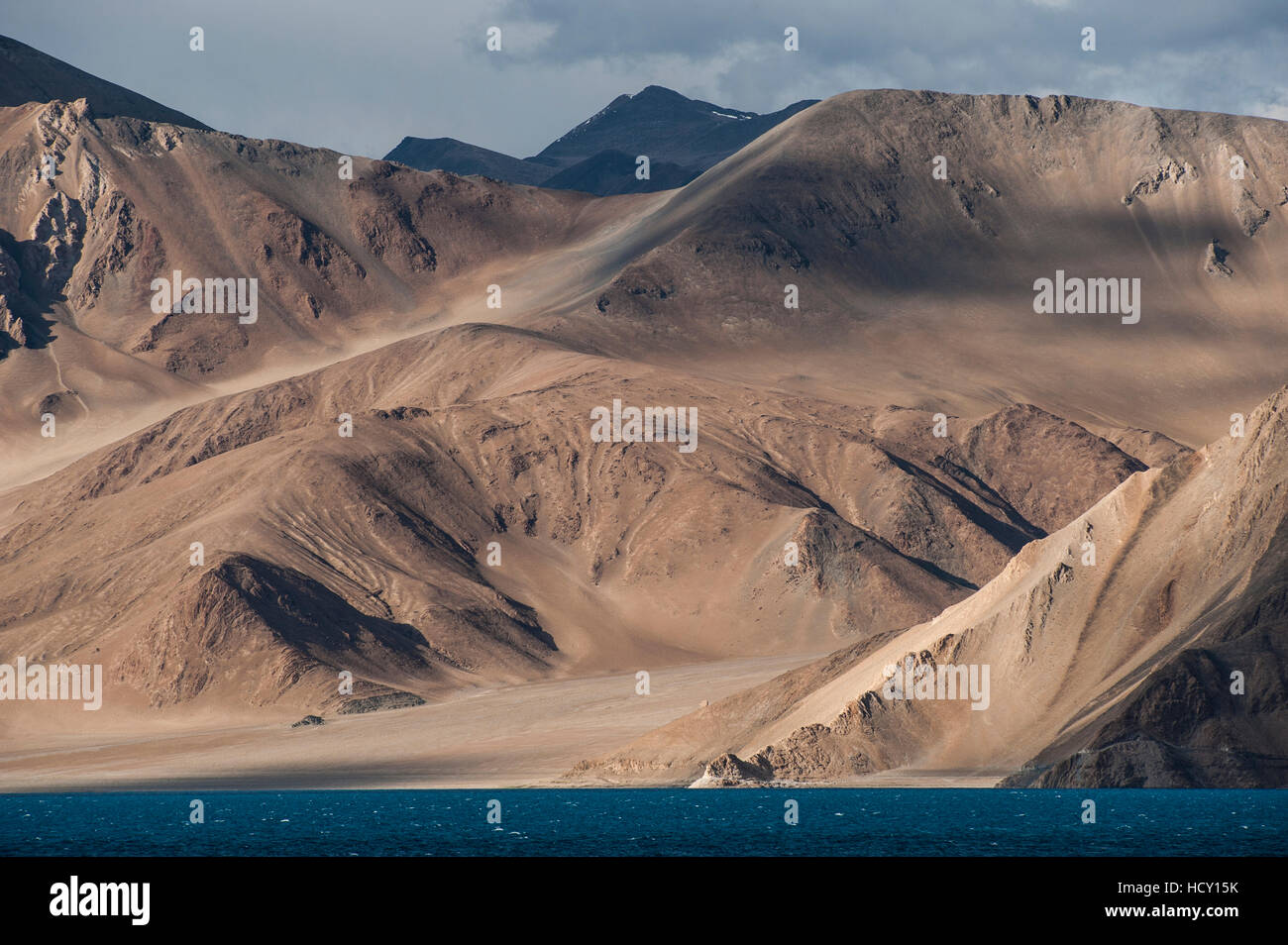 Lago Pangong in Ladakh ad una altezza di circa 4350m, 134 km di lunghezza e si estende dall'India per il Tibet, Ladakh, India Foto Stock