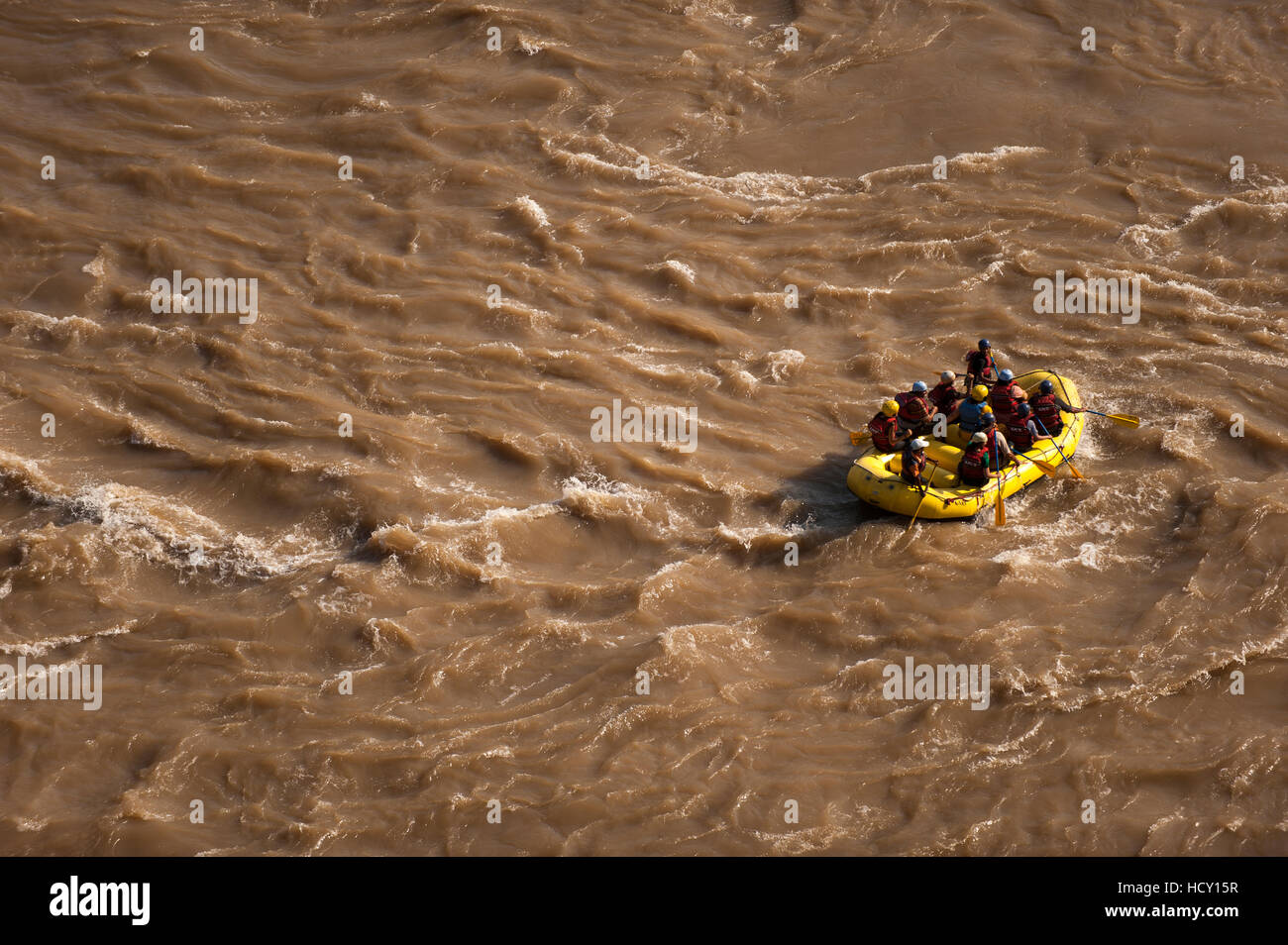 I turisti avente fun rafting sul fiume sacro Gange (Madre ganga), Rishikesh, Uttarakhand (l'Uttaranchal), India Foto Stock
