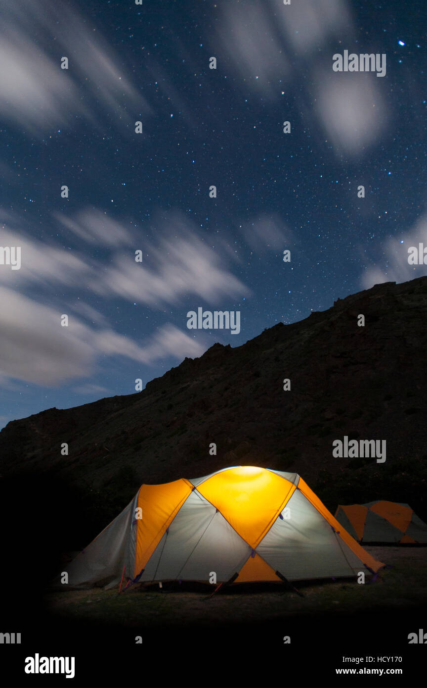 Accampati sotto le stelle durante le valli nascoste trek Ladakh, India Foto Stock