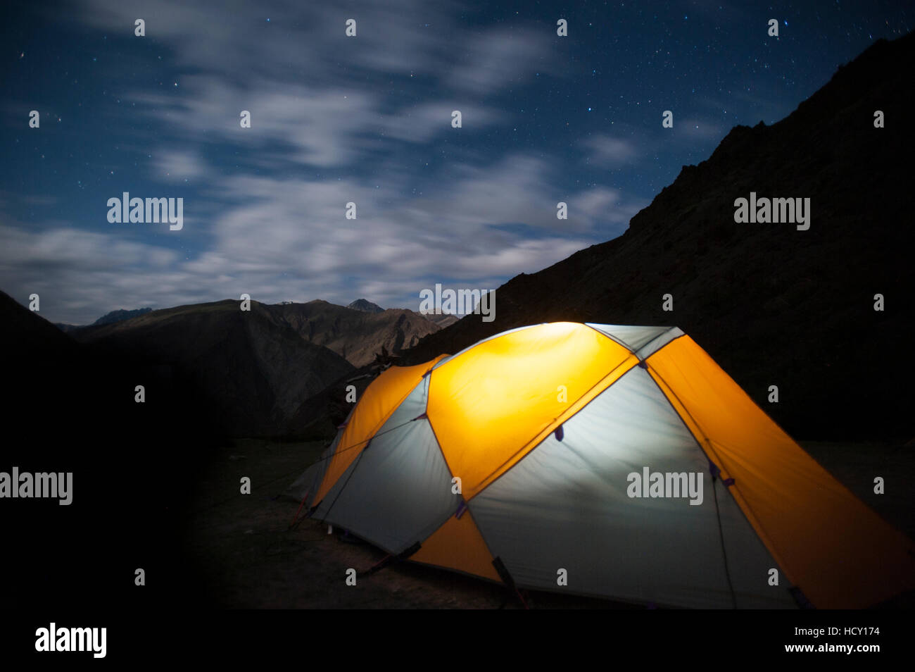 Accampati sotto le stelle durante le valli nascoste trek Ladakh, India Foto Stock