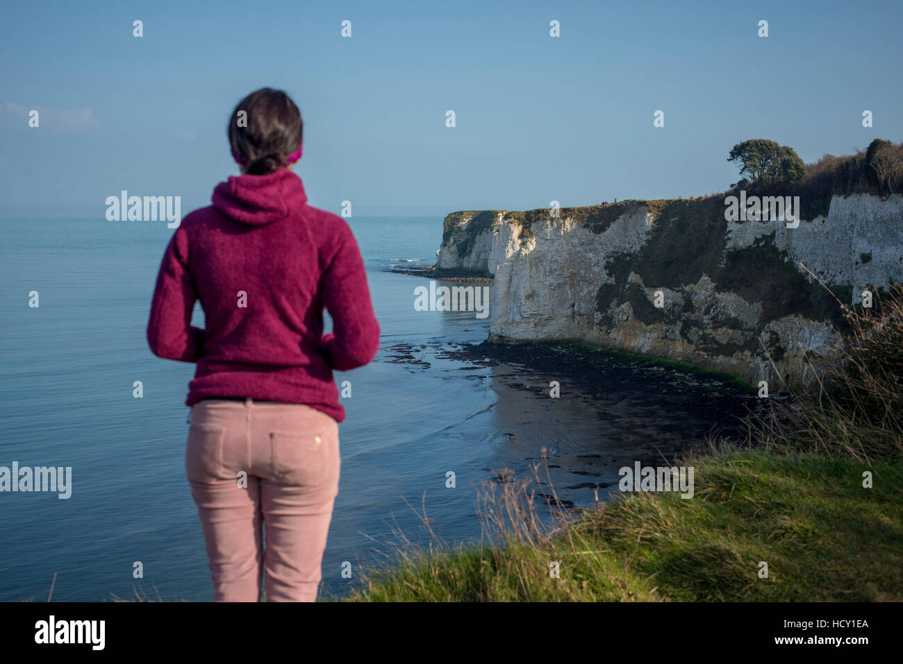 Una donna guarda Old Harry Rocks a Studland Bay, Jurassic Coast, UNESCO, Dorset, Regno Unito Foto Stock