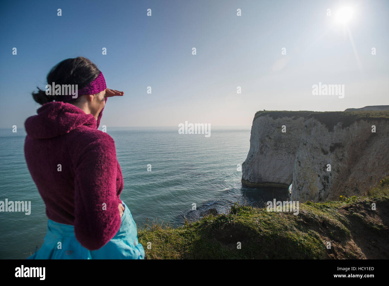 Una donna guarda Old Harry Rocks a Studland Bay, Jurassic Coast, UNESCO, Dorset, Regno Unito Foto Stock