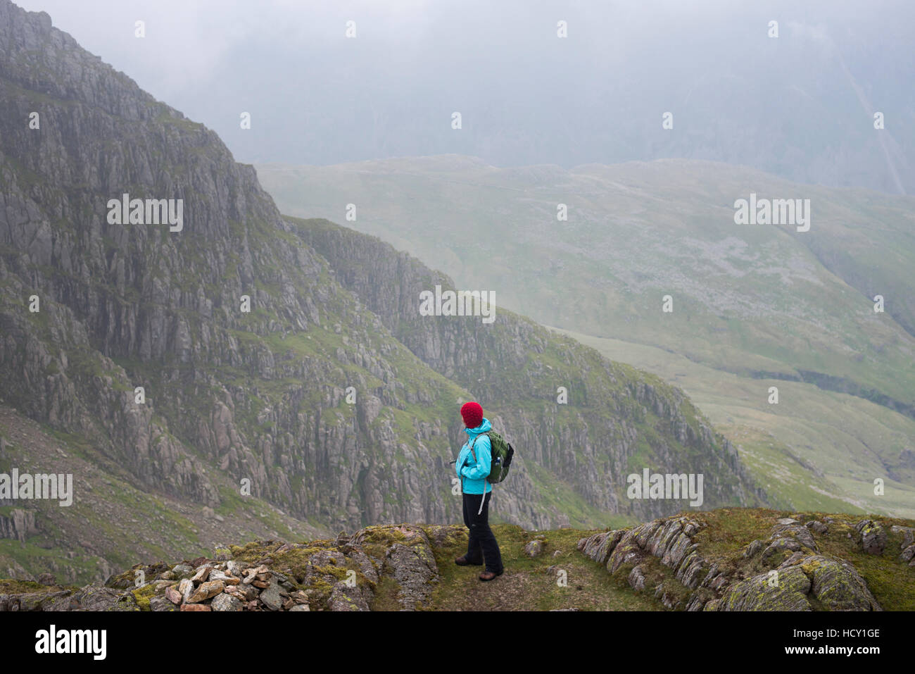 Guardando verso il basso dalla Craggs ondulata in corrispondenza della testa del grande Langdale valley, Parco Nazionale del Distretto dei Laghi, Cumbria, Regno Unito Foto Stock
