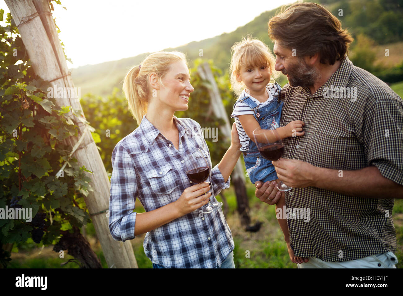 I viticoltori della famiglia in vigna degustazione vini Foto Stock